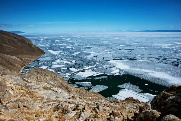 Nézd meg nagy szép Bajkál-tó feletti jég floes lebeg a vízen, Oroszország — Stock Fotó