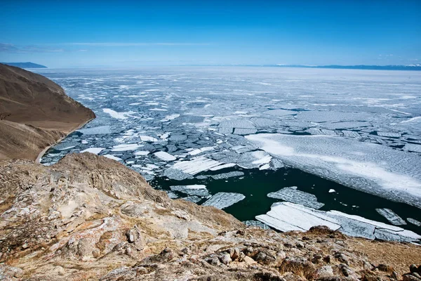 Δείτε παραπάνω μεγάλη όμορφη λίμνη Βαϊκάλη με όγκους πάγου που επιπλέει στο νερό, Ρωσία — Φωτογραφία Αρχείου