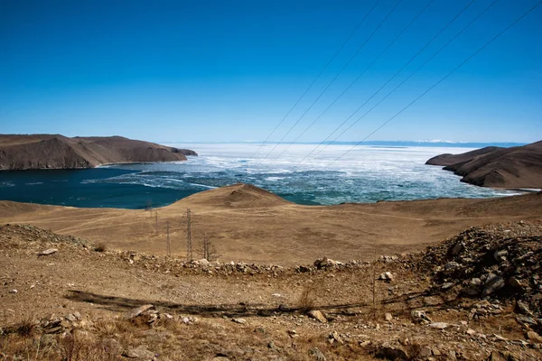 Vista acima grande lago bonito Baikal com Ice floes flutuando na água, Rússia — Fotografia de Stock