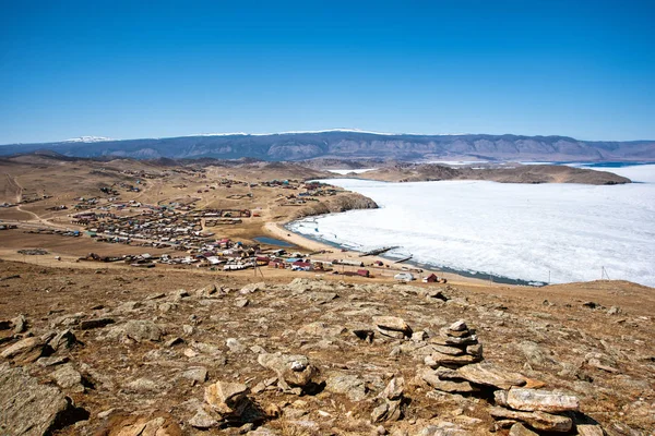 Vista da paisagem de primavera na Sibéria com parte do lago congelado Baikal na distância da vista superior . — Fotografia de Stock