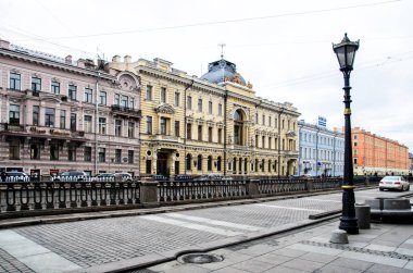 Sankt Petersburg, Rusya, Mayıs 2, 2015-sokak erken öğleden sonra evlerin renkli cepheleri ile nehir dolgu yakın cadde