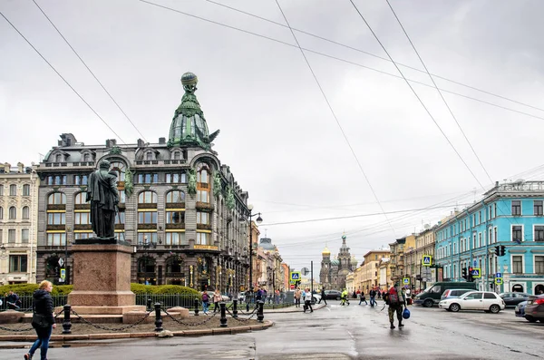 Petrohrad, Rusko, Květen 2, 2015-přední pohled na Zinger Building v časném odpoledni — Stock fotografie