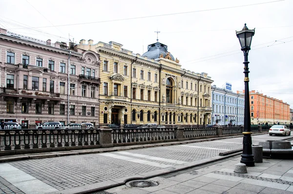 Sankt Petersburg, Rosja, 2 maja 2015-ulica w pobliżu nabrzeża rzeki z kolorowymi elewacje domów wczesnym popołudniem — Zdjęcie stockowe