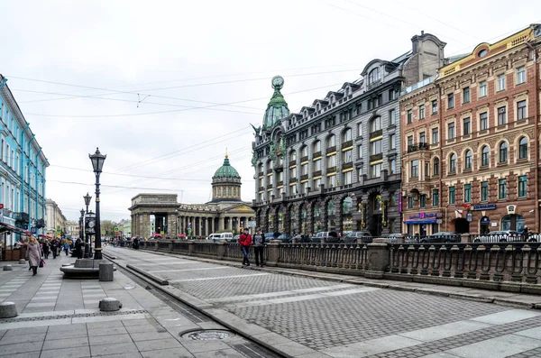 Saint-Pétersbourg, Russie, 2 mai 2015 - rue près du remblai de la rivière avec des façades colorées de maisons en début d'après-midi — Photo