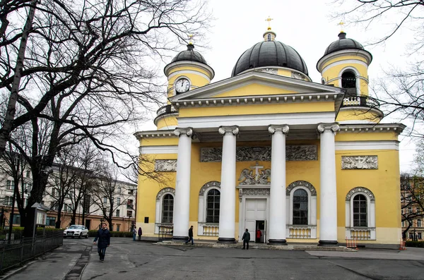 San Petersburgo, Rusia, 2 de mayo de 2015 - Edificio de la Catedral de Spaso-Preobrazhensky en primavera — Foto de Stock