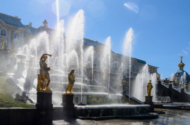 St Petersburg, Rusya - 4 Mayıs 2015: Peterhof Sarayı'ndaki Ünlü Grand Cascade Çeşmeleri. Unesco Dünya Mirası Listesi'nde yer alan Peterhof Sarayı.