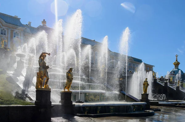 ST PETERSBURG, RUSIA - 4 de mayo de 2015: Fuentes de la famosa Gran Cascada en el Palacio Peterhof. El palacio Peterhof incluido en la Lista del Patrimonio Mundial de la ONU . — Foto de Stock