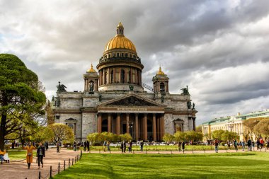 Saint-Petersburg, Rusya, 4 Mayıs 2019 - İlkbaharda St. Isaac Meydanı'ndaki St. Isaac Katedrali'nin görünümü