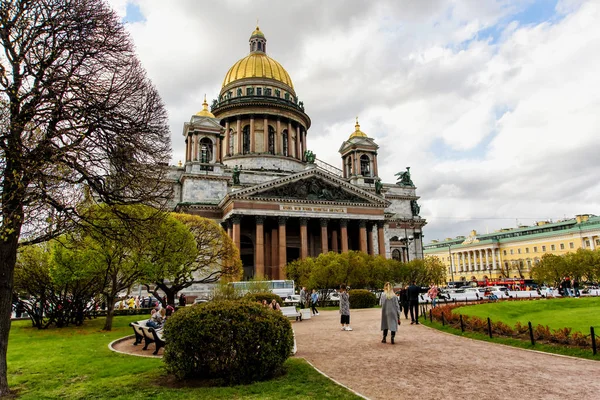 Санкт-Петербург, 4 мая 2019 года - Вид на Исаакиевскую площадь весной — стоковое фото