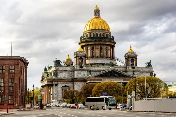 Sankt Petersburg, Rosja, 4 maja 2019-widok na św Isaac Katedra na placu św Isaac wiosną — Zdjęcie stockowe