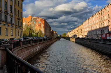 Saint Petersburg, Rusya, 4 Mayıs 2019 - öğleden sonra evlerin renkli cepheleri ile nehir dolgu yakınındaki sokak