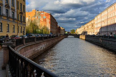 Saint Petersburg, Rusya, 4 Mayıs 2019 - öğleden sonra evlerin renkli cepheleri ile nehir dolgu yakınındaki sokak