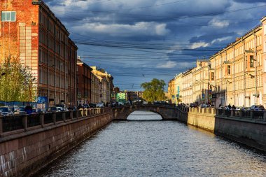Saint Petersburg, Rusya, 4 Mayıs 2019 - öğleden sonra evlerin renkli cepheleri ile nehir dolgu yakınındaki sokak