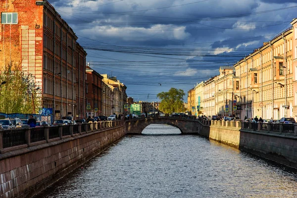 Saint Petersburg, Rusya, 4 Mayıs 2019 - öğleden sonra evlerin renkli cepheleri ile nehir dolgu yakınındaki sokak — Stok fotoğraf