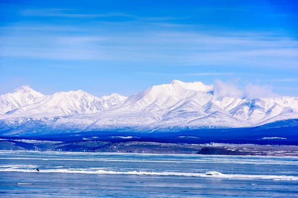 Utsikt över Sayan bergen från Hovsgol Lake — Stockfoto