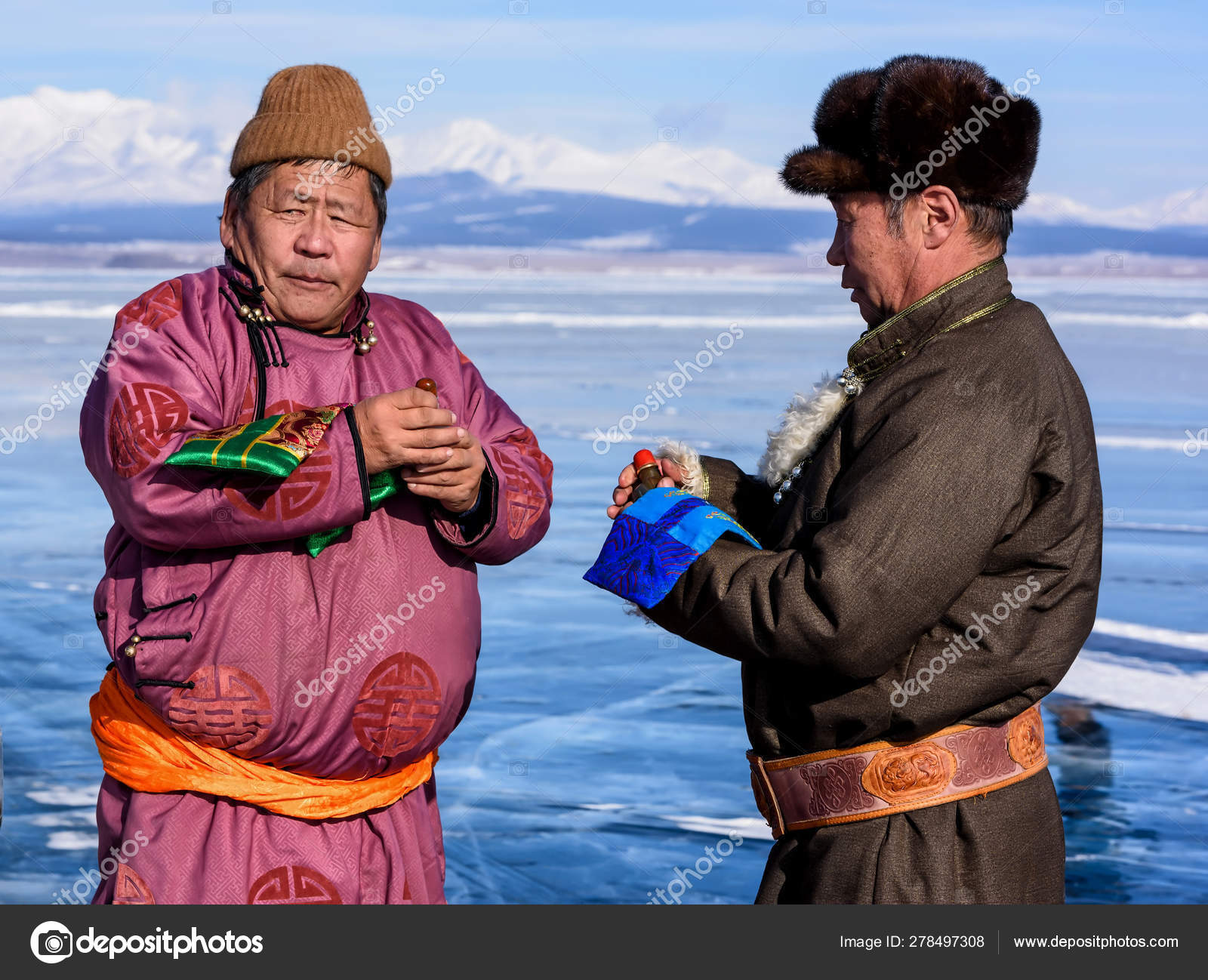Tålmodighed Express ambulance Hatgal, Mongoliet, februar 23, 2018: mongoliske mennesker klædt i traditionelt  tøj på en frossen sø Khuvsgul og skift tobak – Redaktionelle stock-fotos ©  kuzenkova #278497308