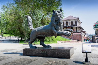 İrkutsk, Rusya-6 Temmuz 2019: Irkutsk şehrinin BABR heykel Sibirya Tiger sembolü