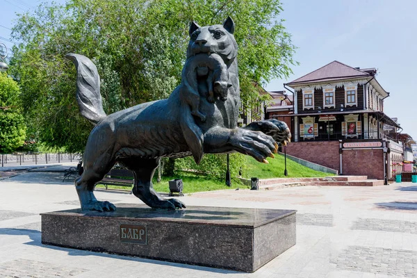 Irkutsk, russland - 6. juli 2019: babr skulptur sibirischer tiger symbol der stadt irkutsk — Stockfoto