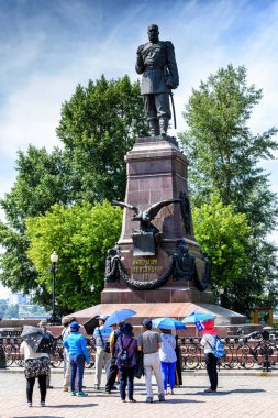 Rusya, Irkutsk - 6 Temmuz 2019: Şemsiyeli turistler Iii. Tüm Rusya İmparatoru