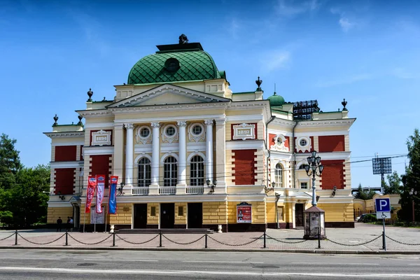 IRKUTSK, RUSIA - 6 de julio de 2019: Teatro Dramático Okhlopkov en Irkutsk, Rusia. Irkutsk Academia Teatro Drama — Foto de Stock