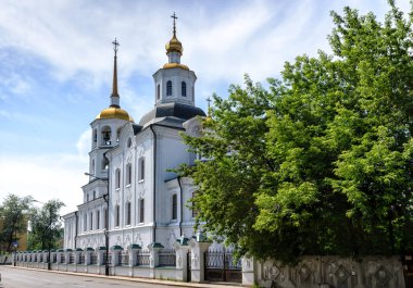 Irkutsk, Rusya, 6 Temmuz 2019: Irkutsk şehrinde Kimeti Başmelek Harlampievskaya Kilisesi