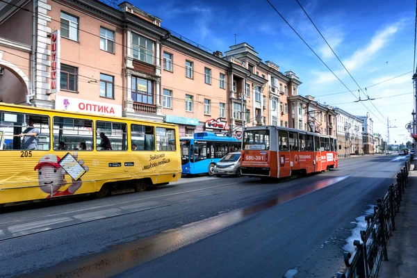 Irkoutsk, Russie, 6 juillet 2019. Tram et bus avec publicité passant sur la rue Lénine — Photo