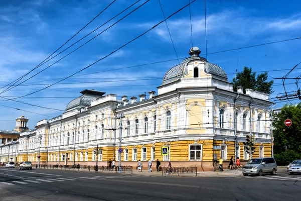 Irkutsk, Rusya, 6 Temmuz 2019. Otomobil ve yayalar Irkutsk bölgesi, Irkutsk, Lenin sokak jeoloji fakültesi binasıyakınında