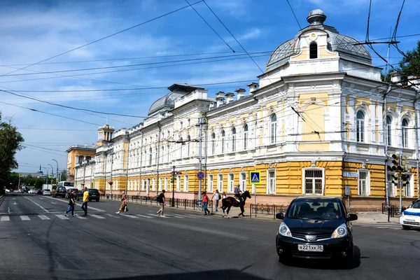 Irkutsk, Rusya, 6 Temmuz 2019. Arabalar, yayalar ve at Irkutsk bölgesi, Irkutsk, Lenin sokak jeoloji fakültesi binasıyakınında