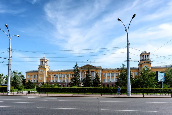 Russia, Irkutsk - 6 de julio de 2019: Building Vostsibugol Trade and Industry Company. Plaza Tikhvinsky o Kirov — Foto de Stock