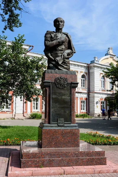 Russland, irkutsk - 6. juli 2019: das denkmal von graf speransky aus dem irkutsk-gebiet, das gebiet des tikhwinsky oder kirov-platzes — Stockfoto