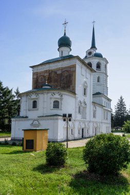 Rusya, Irkutsk-6 Temmuz 2019: Irkutsk 'ın merkezinde, Irkutsk 'un merkezindeki kurtarıcı Chist Kilisesi, Irkutsk 'un en eski taş binasından biridir.