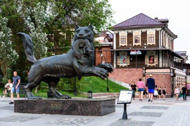 İrkutsk, Rusya-6 Temmuz 2019: Irkutsk şehrinin BABR heykel Sibirya Tiger sembolü