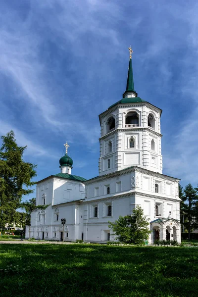 Rusya, Irkutsk-6 Temmuz 2019: Irkutsk 'ın merkezinde, Irkutsk 'un merkezindeki kurtarıcı Chist Kilisesi, Irkutsk 'un en eski taş binasından biridir.