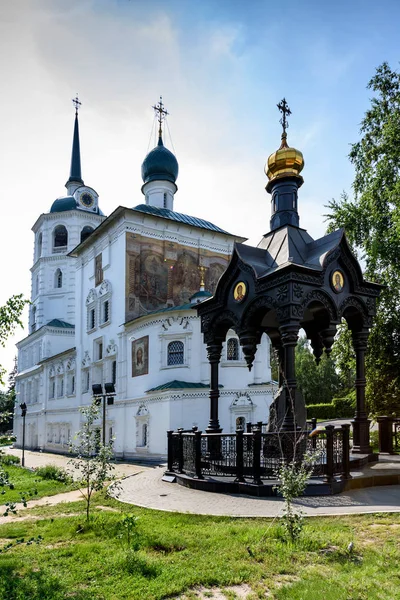 Russland, irkutsk - 6. Juli 2019: Die Spasskaja-Erlöserkirche im Zentrum der Stadt Irkutsk ist eines der ältesten Steingebäude in Irkutsk und eine gusseiserne Pavillon-Kapelle — Stockfoto