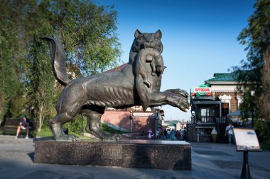 İrkutsk, Rusya-7 Temmuz 2019: Irkutsk şehrinin BABR heykel Sibirya Tiger sembolü