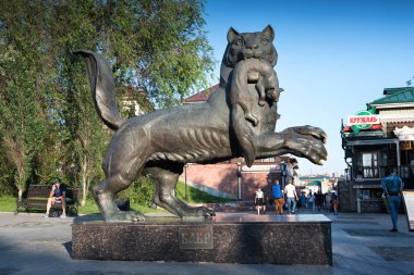 İrkutsk, Rusya-7 Temmuz 2019: Irkutsk şehrinin BABR heykel Sibirya Tiger sembolü