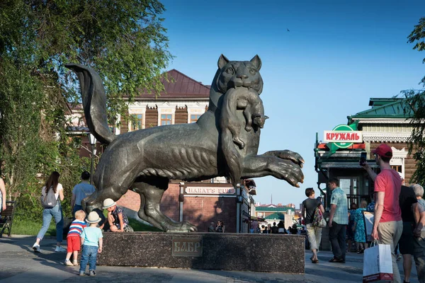 Irkutsk, russland - 7. Juli 2019: mann ist takinh foto der babr skulptur sibirischer tiger symbol der stadt irkutsk — Stockfoto