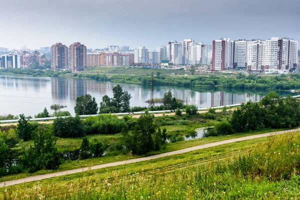 Vue de la rive supérieure de la rivière Angara à Irkoutsk avec réflexion — Photo