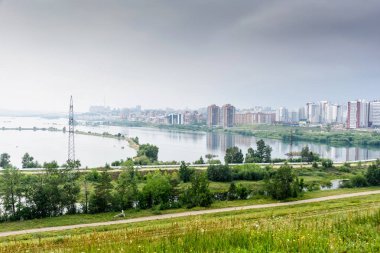 Yansıma ile Irkutsk Angara Nehri 'nin üst Embankment görünümü
