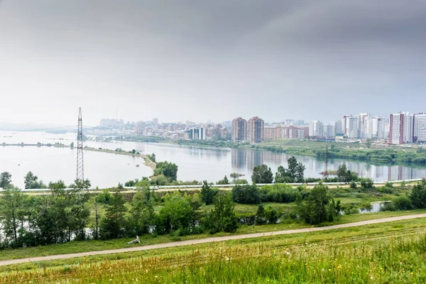Vue de la rive supérieure de la rivière Angara à Irkoutsk avec réflexion — Photo
