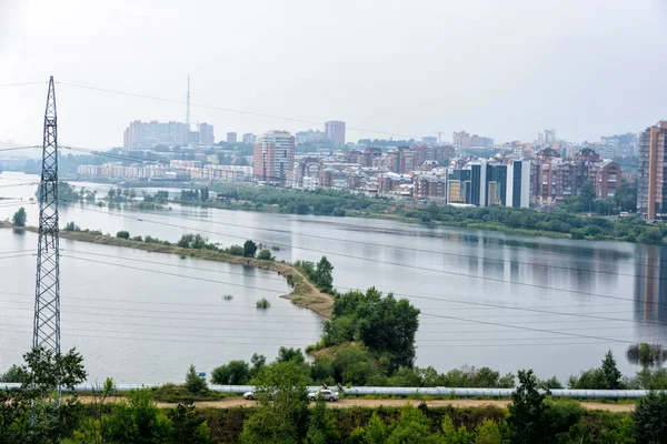 Vue de la rive supérieure de la rivière Angara à Irkoutsk avec réflexion — Photo