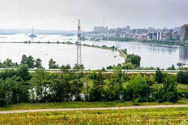 Vue de la rive supérieure de la rivière Angara à Irkoutsk avec réflexion — Photo