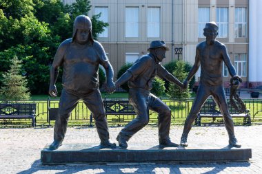 Rusya, Irkutsk - 7 Temmuz 2019: Kafkas Tutsak filminden bir sahne - Trus, Byvalyi ve Balbes. Irkutsk'ta köysi anıtı kuruldu