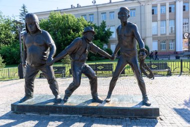 Rusya, Irkutsk - 7 Temmuz 2019: Kafkas Tutsak filminden bir sahne - Trus, Byvalyi ve Balbes. Irkutsk'ta köysi anıtı kuruldu