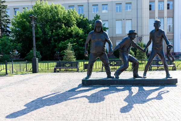 Russia, Irkutsk - July 7, 2019: A scene from the film Caucasian Captive - Trus, Byvalyi and Balbes. The monument for countryman installed in Irkutsk — Stock Photo, Image