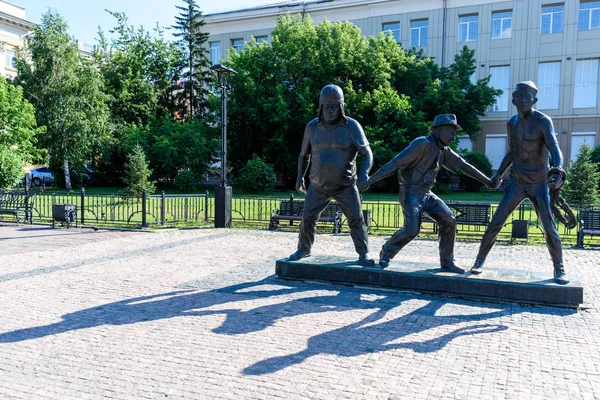 Russland, irkutsk - 7. juli 2019: eine szene aus dem film kaukasischer gefangener - trus, byvalyi und balbes. Denkmal für Landsmänner in Irkutsk — Stockfoto