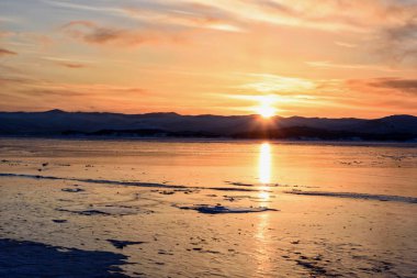 Baykal Gölü'nün kristal buz üzerinde renkli günbatımı