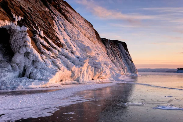 Der Baikalsee ist mit Eis und Schnee bedeckt, starker Kälte, dickem, klarem, blauem Eis. Eiszapfen hängen an den Felsen. Der Baikalsee ist ein frostiger Wintertag. Erstaunlicher Ort — Stockfoto