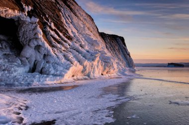 Baykal Gölü, buz ve kar, güçlü soğuk, kalın açık mavi buz ile kaplıdır. Buz sarkıtları kayalardan asmak. Deniz baykal bir soğuk kış günü var. İnanılmaz bir yer