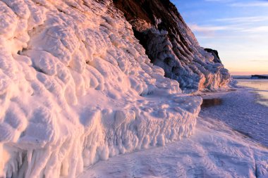 Baykal Gölü, buz ve kar, güçlü soğuk, kalın açık mavi buz ile kaplıdır. Buz sarkıtları kayalardan asmak. Deniz baykal bir soğuk kış günü var. İnanılmaz bir yer